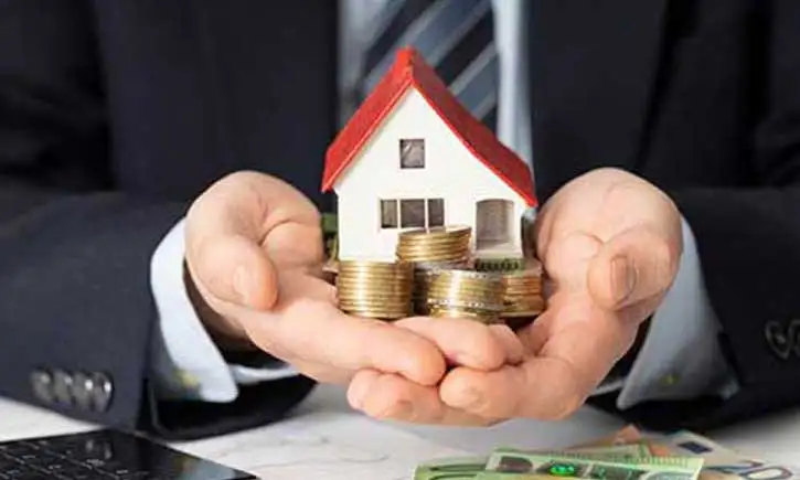 Investisseurs explorant des opportunités dans le réméré et le viager pour des rendements attractifs
